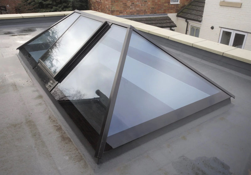 Slimline rooflight with vent